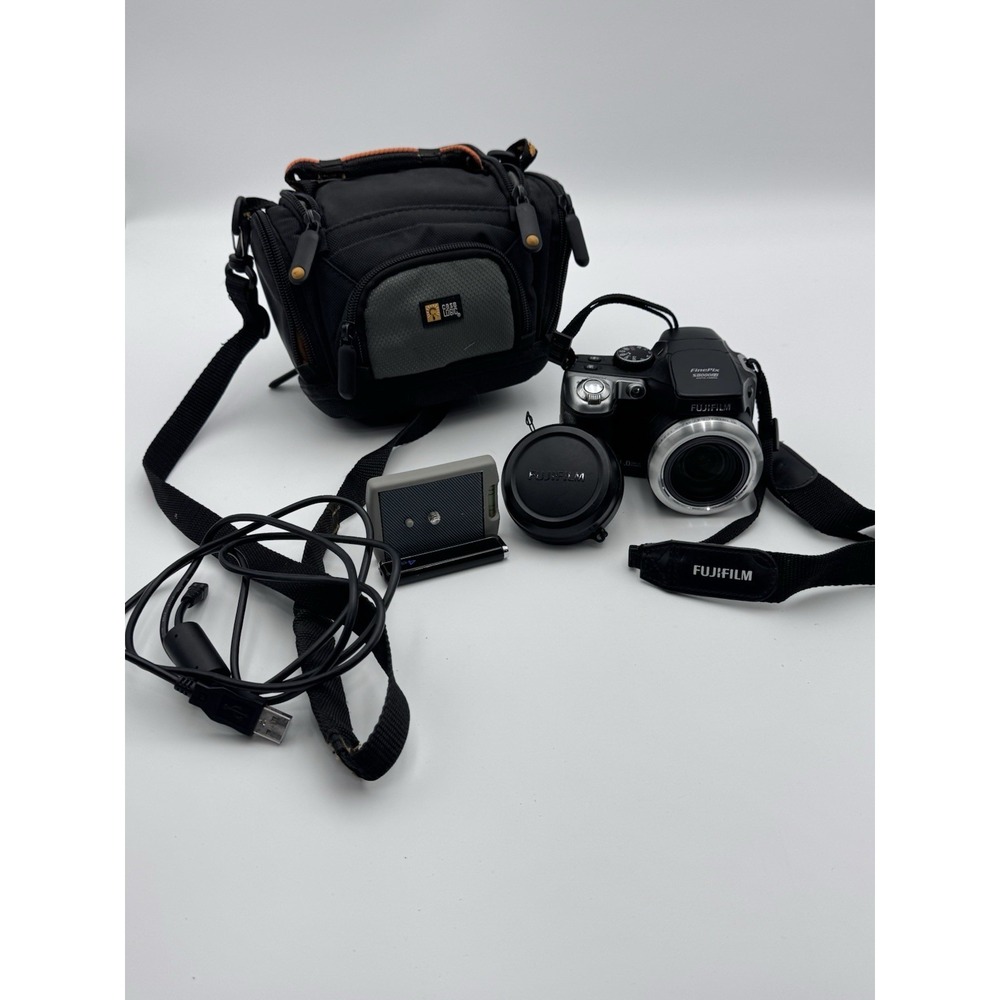 Fujifilm FinePix S8000fd 8MP 18x Black‎ Bridge Digital Camera W/extras Powers On